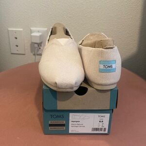 Toms neutral canvas